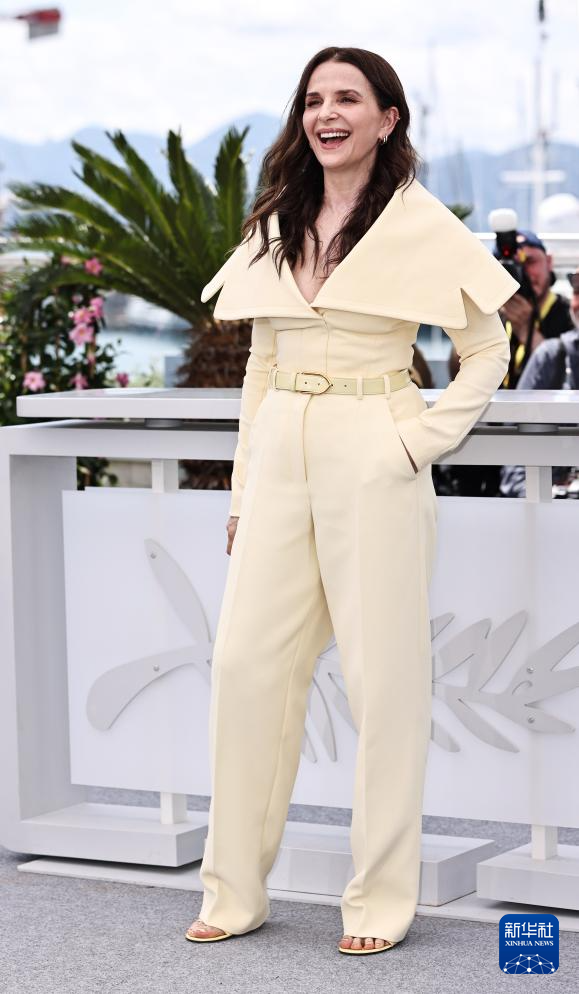5月13日，在法國南部小城戛納，第78屆戛納國際電影節(jié)主競賽單元評(píng)委會(huì)主席、法國演員朱麗葉·比諾什亮相拍照式。新華社記者 高靜 攝