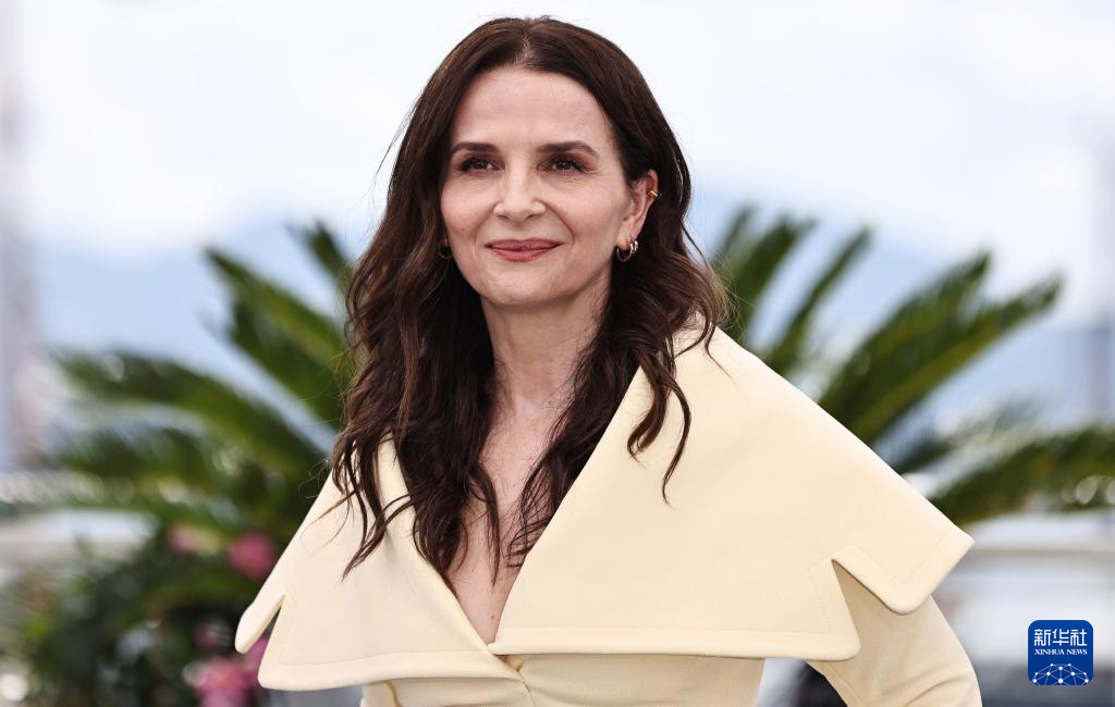 5月13日，在法國南部小城戛納，第78屆戛納國際電影節(jié)主競賽單元評(píng)委會(huì)主席、法國演員朱麗葉·比諾什亮相拍照式。新華社記者 高靜 攝
