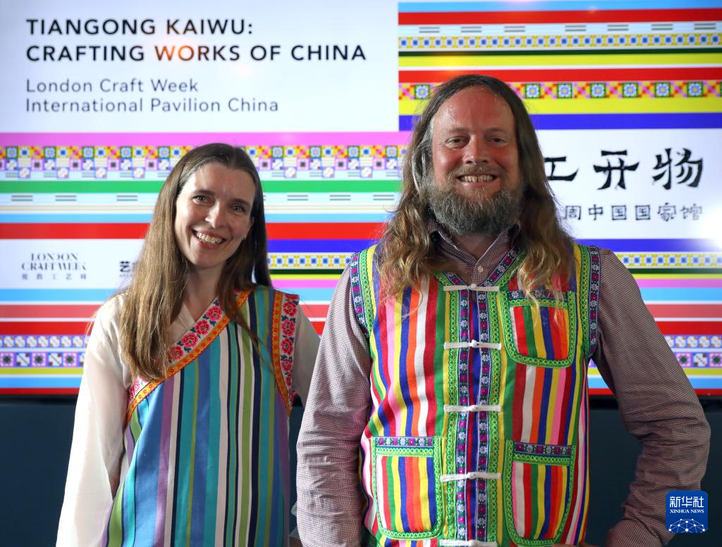 5月12日，在英國(guó)倫敦，嘉賓身著獨(dú)龍族傳統(tǒng)服飾參加倫敦工藝周中國(guó)國(guó)家館開(kāi)幕活動(dòng)。新華社記者 李穎 攝