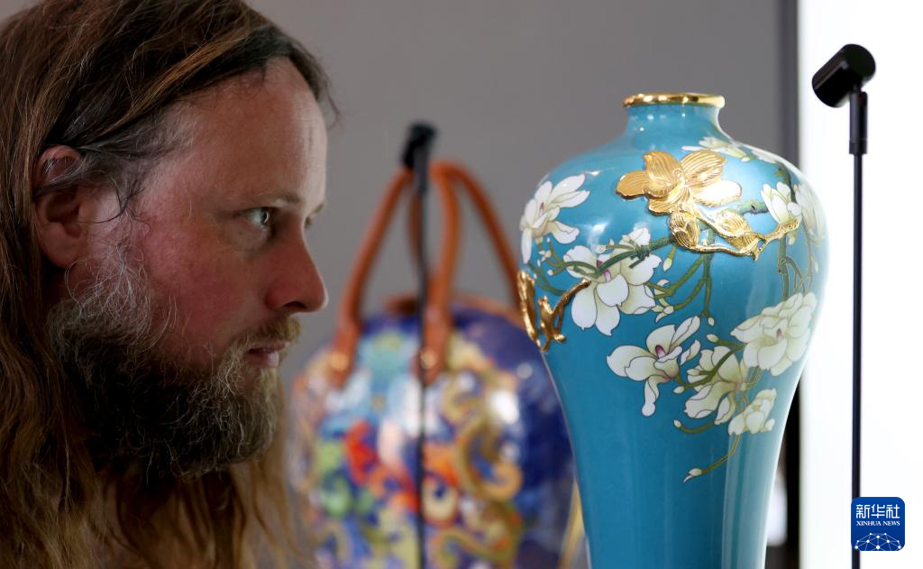 5月12日，在英國倫敦，倫敦大學亞非學院亞洲藝術策展講師戴維·弗朗西斯在倫敦工藝周中國國家館開幕活動上參觀。新華社記者 李穎 攝