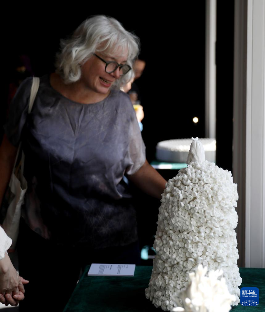 5月12日，在英國倫敦，一名女子在倫敦工藝周中國國家館開幕活動上參觀。新華社記者 李穎 攝