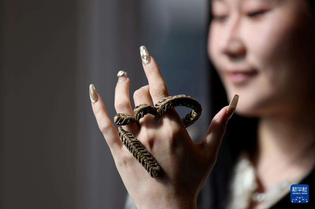 5月12日，在英國倫敦舉行的倫敦工藝周中國國家館開幕活動上，一名女子展示棕編工藝品。新華社記者 李穎 攝