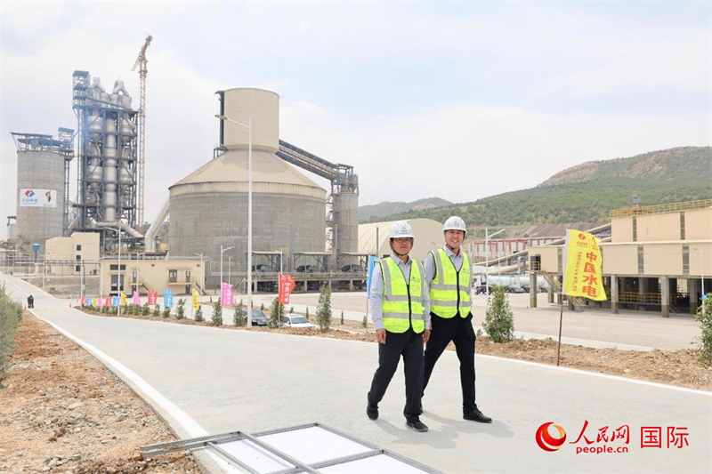 工人行走在廠區(qū)。人民網(wǎng)伊納斯·易卜拉欣攝