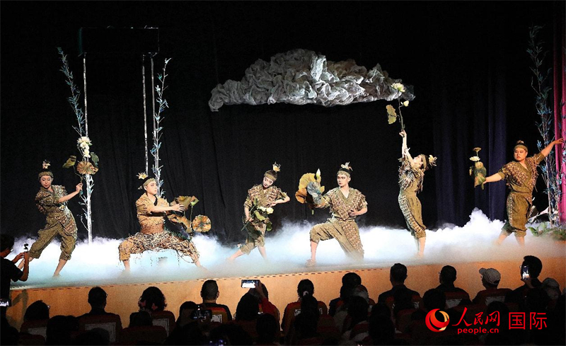 《鷸·蚌·魚》在拉巴特曼蘇爾劇場演出場景。人民網(wǎng)舒艾卜攝