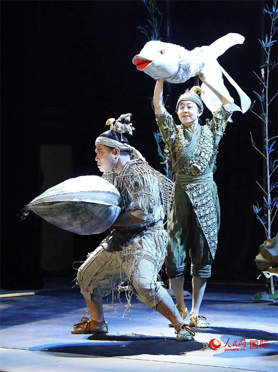 《鷸·蚌·魚》在拉巴特曼蘇爾劇場演出。人民網(wǎng) 舒艾卜攝