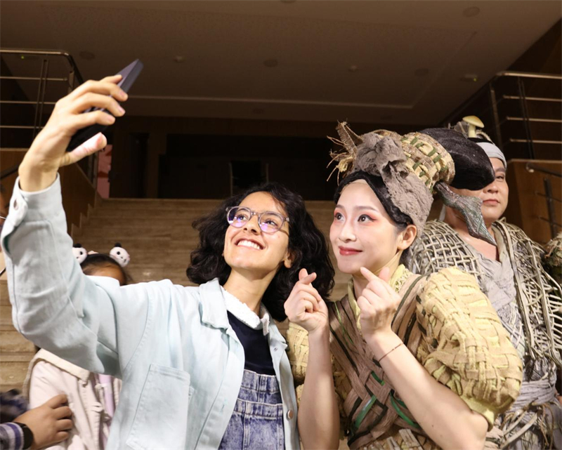 演出后，觀眾與演員合影。拉巴特中國文化中心供圖