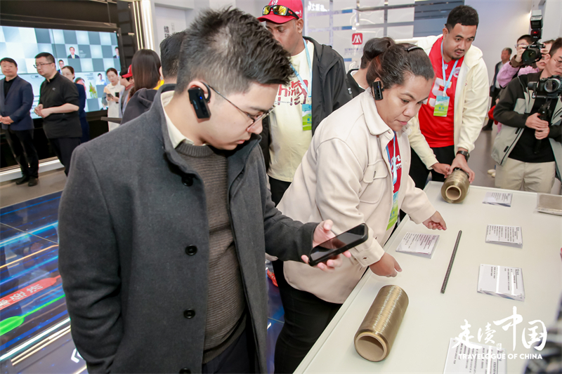 菲律賓《商業(yè)鏡報》蔡辰威（左）在烏蘭察布察哈爾高新技術(shù)開發(fā)區(qū)聽取講解。環(huán)球網(wǎng)供圖
