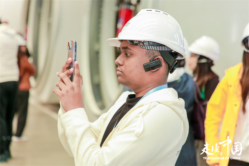 斐濟(jì)廣播公司記者尼基爾·庫馬爾（Nikhil Kumar）參觀運(yùn)達(dá)風(fēng)電裝備制造廠房。環(huán)球網(wǎng)供圖