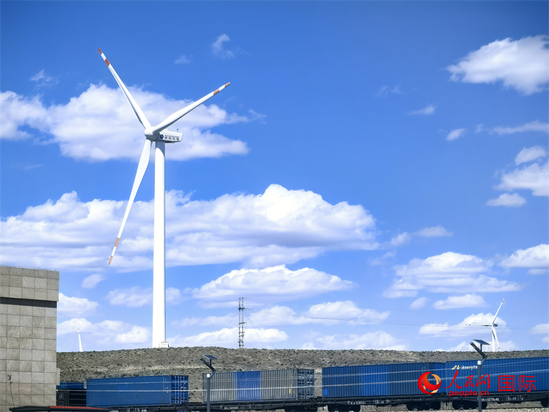 烏蘭察布烏蘭哈達(dá)火山附近的風(fēng)力渦輪發(fā)電機(jī)。人民網(wǎng) 楊春燕攝