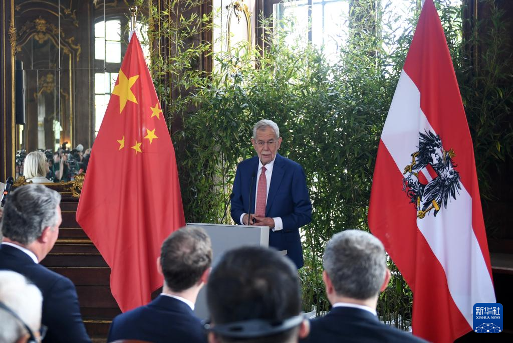 5月14日，在奧地利首都維也納的美泉宮動物園，奧地利總統(tǒng)范德貝倫在歡迎儀式上致辭。新華社記者 賀燦鈴 攝