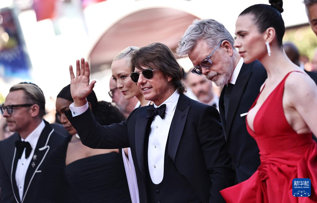 5月14日，在法國戛納舉行的第78屆戛納國際電影節(jié)上，美國演員湯姆·克魯斯（右三）等《碟中諜8：最終清算》主創(chuàng)人員出席首映禮。新華社記者 高靜 攝