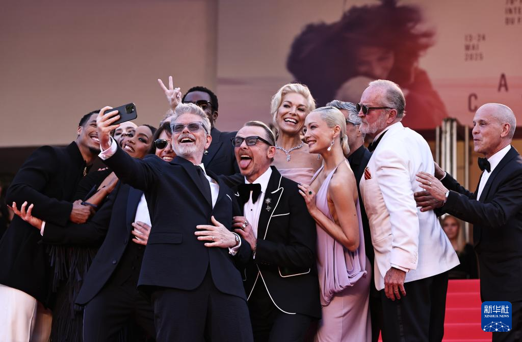 5月14日，在法國(guó)戛納舉行的第78屆戛納國(guó)際電影節(jié)上，美國(guó)導(dǎo)演克里斯托夫·邁考利（左五）等《碟中諜8：最終清算》主創(chuàng)人員在首映禮上自拍。新華社記者 高靜 攝