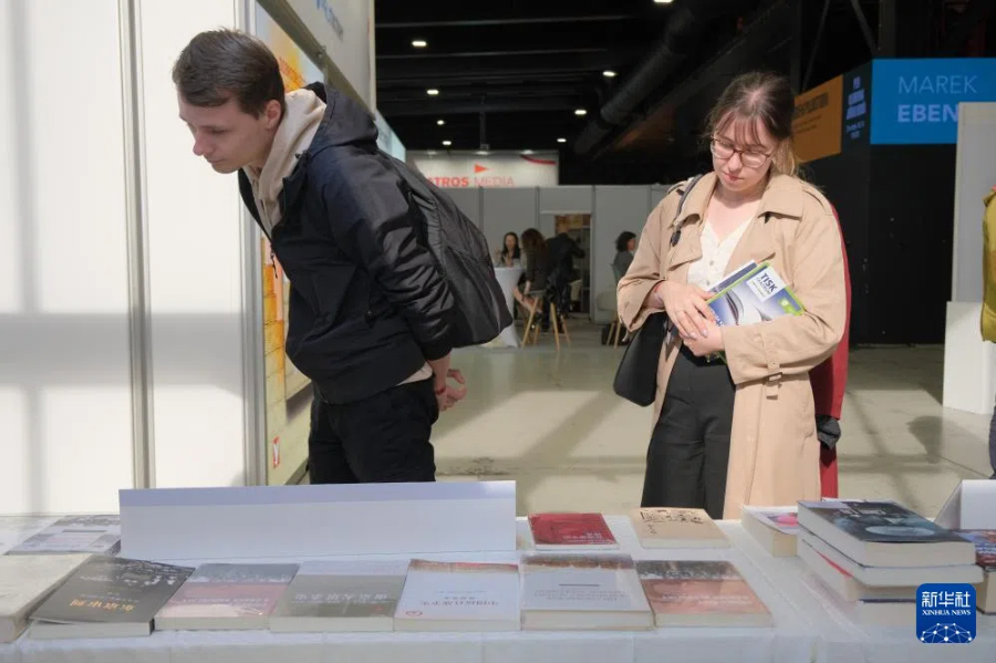 5月15日，在捷克首都布拉格，人們參觀布拉格國(guó)際書展的中國(guó)展區(qū)。新華社記者 鄧耀敏 攝