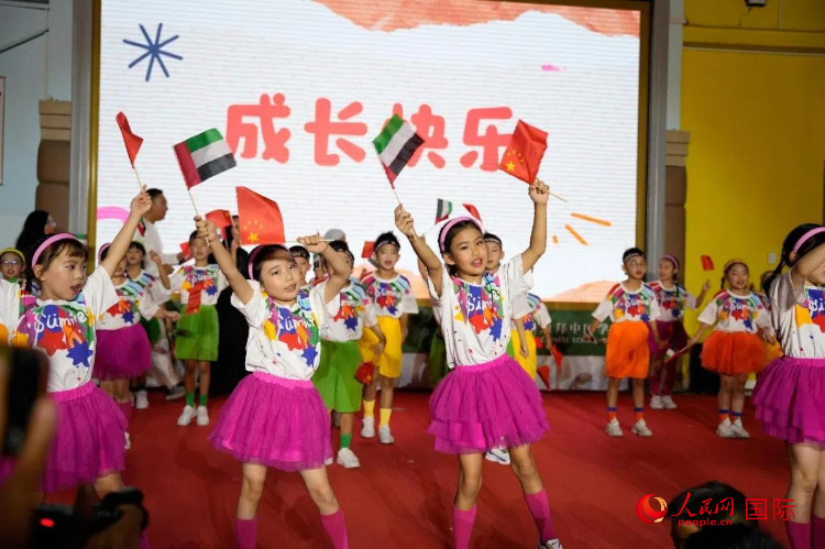 學(xué)生在演出。人民網(wǎng) 塔里克·易卜拉欣攝