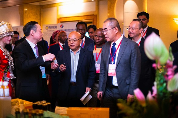 與會(huì)嘉賓走訪特色展臺(tái)。南非貴州商會(huì)供圖