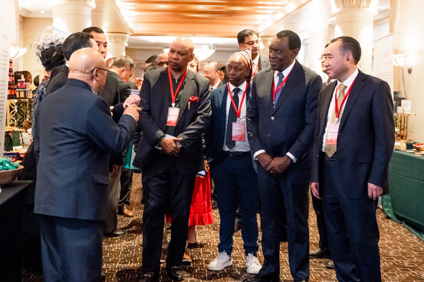 與會(huì)嘉賓走訪展臺(tái)。南非貴州商會(huì)供圖