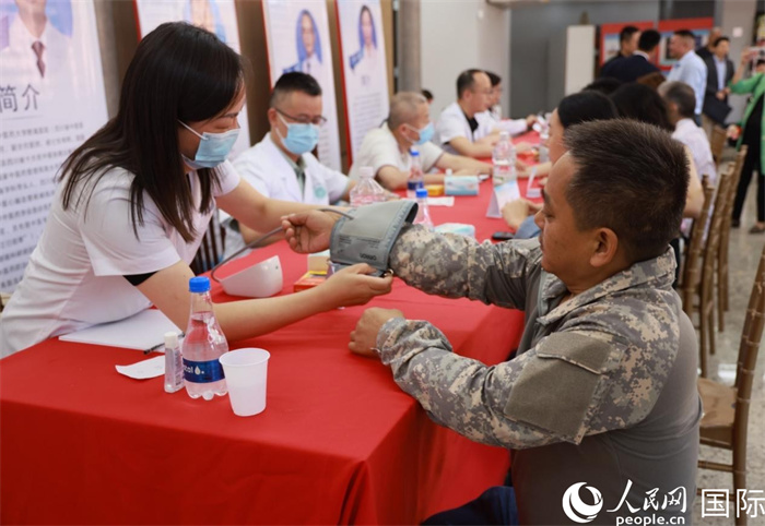 活動(dòng)現(xiàn)場(chǎng)，專家團(tuán)隊(duì)正在為僑胞進(jìn)行健康問(wèn)診。人民網(wǎng)記者 宋亦然攝