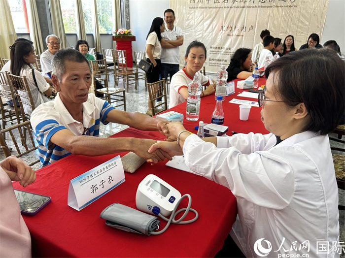 活動(dòng)現(xiàn)場(chǎng)，四川省中西醫(yī)結(jié)合醫(yī)院針灸中心副主任郭子衣正在為當(dāng)?shù)貎S胞問(wèn)診。人民網(wǎng)記者 陳一鳴攝