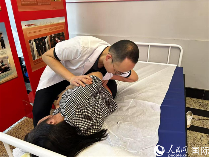 活動(dòng)現(xiàn)場(chǎng)，四川省骨科醫(yī)院天府院區(qū)頸肩腰腿痛科副主任醫(yī)師吳忌正在為當(dāng)?shù)貎S胞推拿。人民網(wǎng)記者 陳一鳴攝