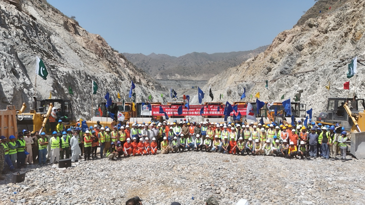 圖為中巴雙方施工人員在莫赫曼德水電站項(xiàng)目大壩填筑施工啟動(dòng)儀式上合影。中國能建葛洲壩集團(tuán)供圖