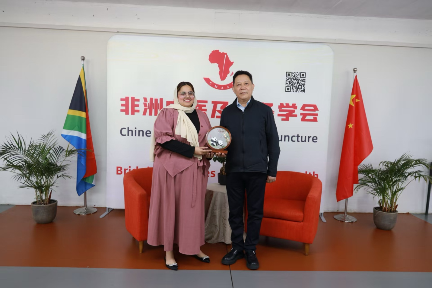 四川省副省長(zhǎng)楊興平向非洲中醫(yī)及針灸學(xué)會(huì)贈(zèng)送紀(jì)念品。非洲中醫(yī)及針灸中心供圖