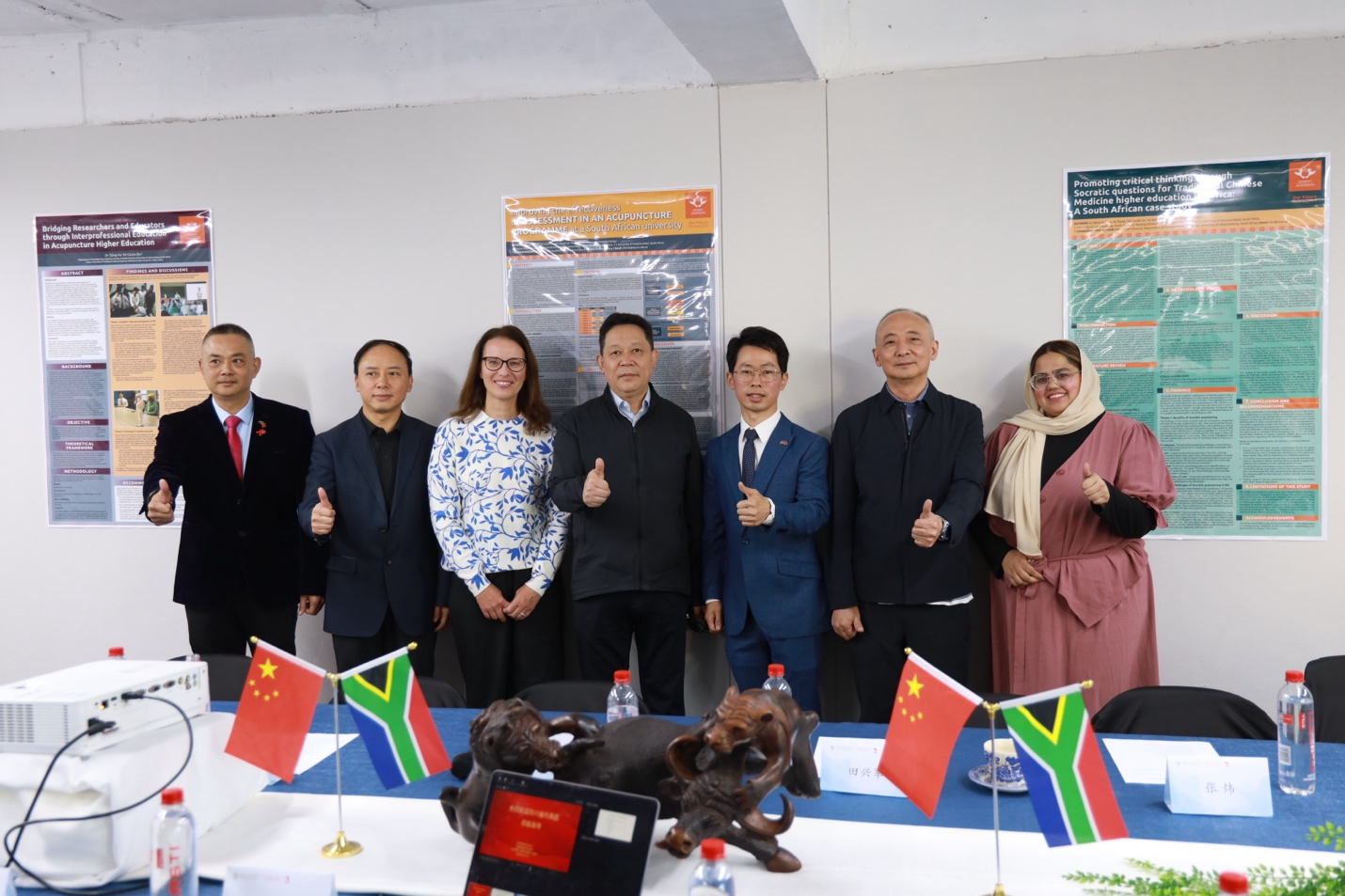 四川省副省長(zhǎng)楊興平及代表團(tuán)與《補(bǔ)充醫(yī)學(xué)：教育與研究》雜志社團(tuán)隊(duì)合影。非洲中醫(yī)及針灸中心供圖