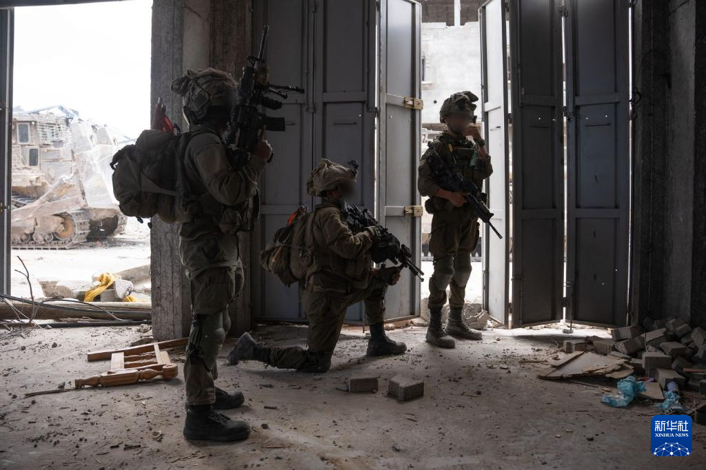 這張5月19日發(fā)布的照片顯示，以軍部隊在加沙地帶展開軍事行動。新華社發(fā)（以色列國防軍供圖）