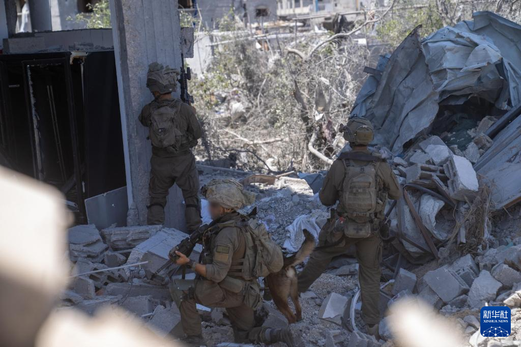 這張5月19日發(fā)布的照片顯示，以軍部隊在加沙地帶展開軍事行動。新華社發(fā)（以色列國防軍供圖）