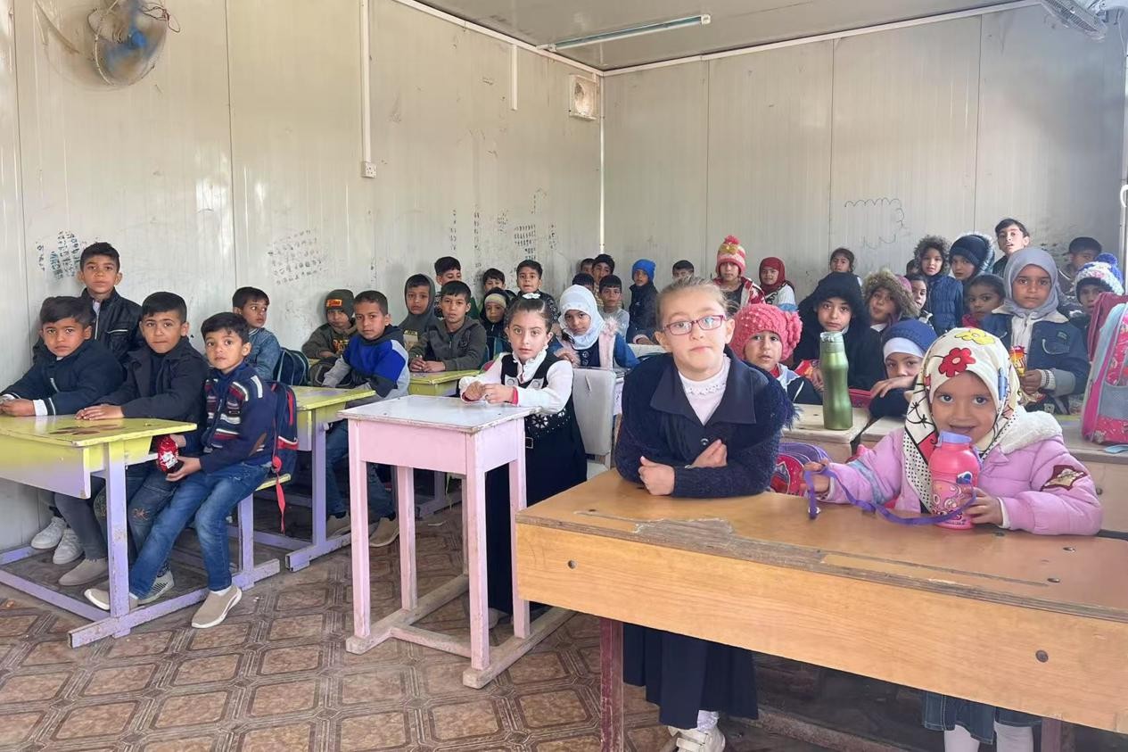 伊拉克卡爾巴拉省學(xué)生在簡易板房內(nèi)上課。中國電建供圖