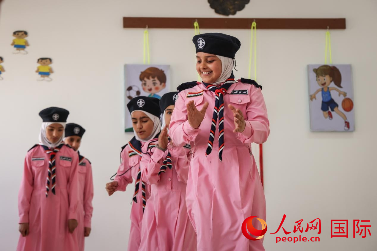 阿爾穆塔?阿里卡特國際學(xué)校的學(xué)生在展示課間活動。人民網(wǎng)記者 薛丹攝