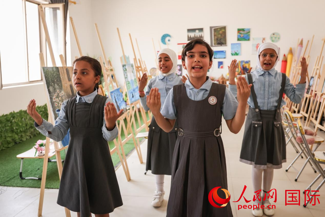 阿爾穆塔?阿里卡特國際學(xué)校的學(xué)生表演舞蹈。人民網(wǎng)記者 薛丹攝