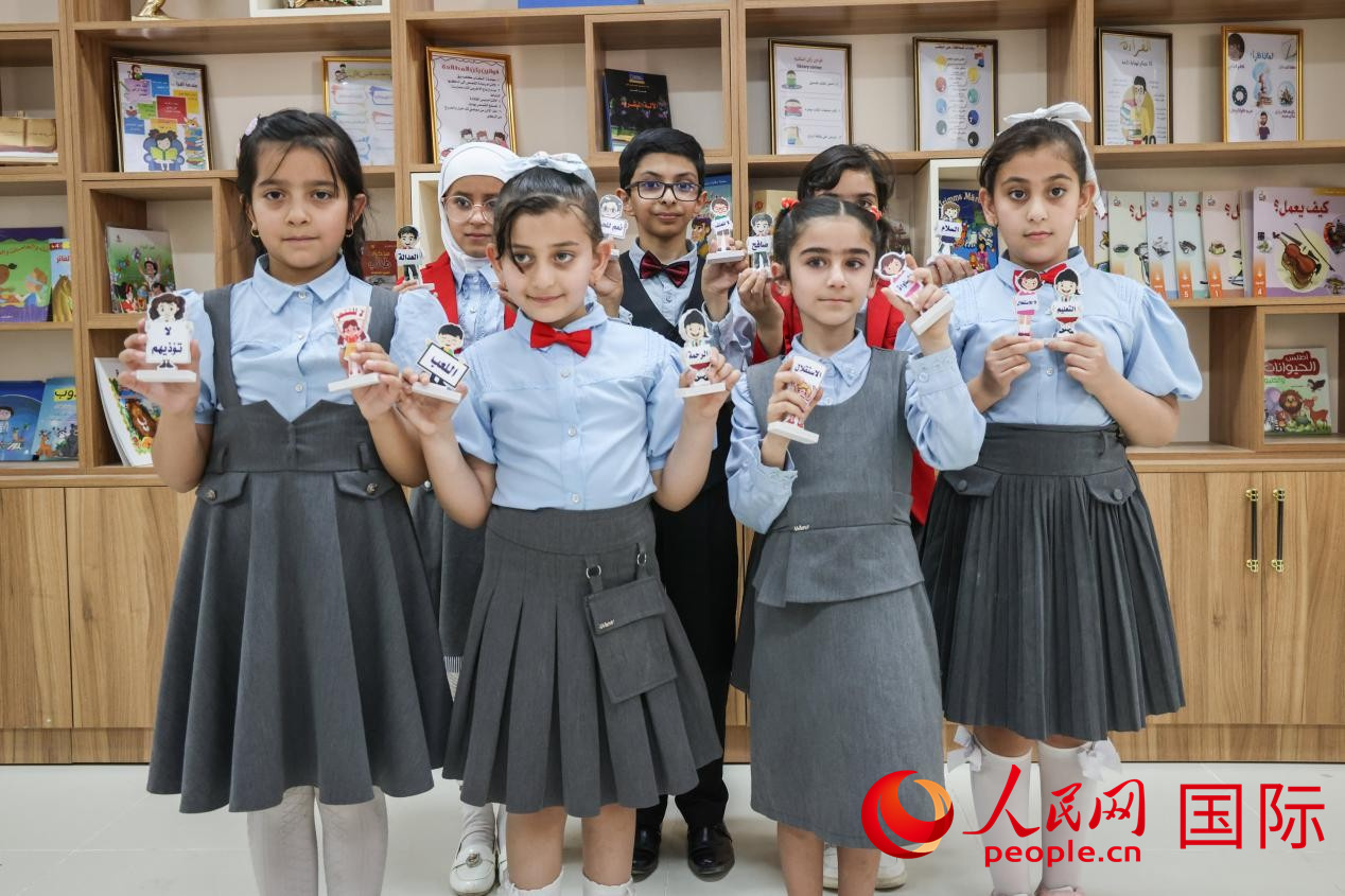 阿爾穆塔?阿里卡特國際學(xué)校的學(xué)生在圖書室上課。人民網(wǎng)記者 薛丹攝