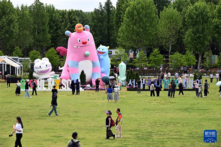 5月22日，游客在韓國(guó)首爾觀賞園藝作品。新華社發(fā)（全休相攝）