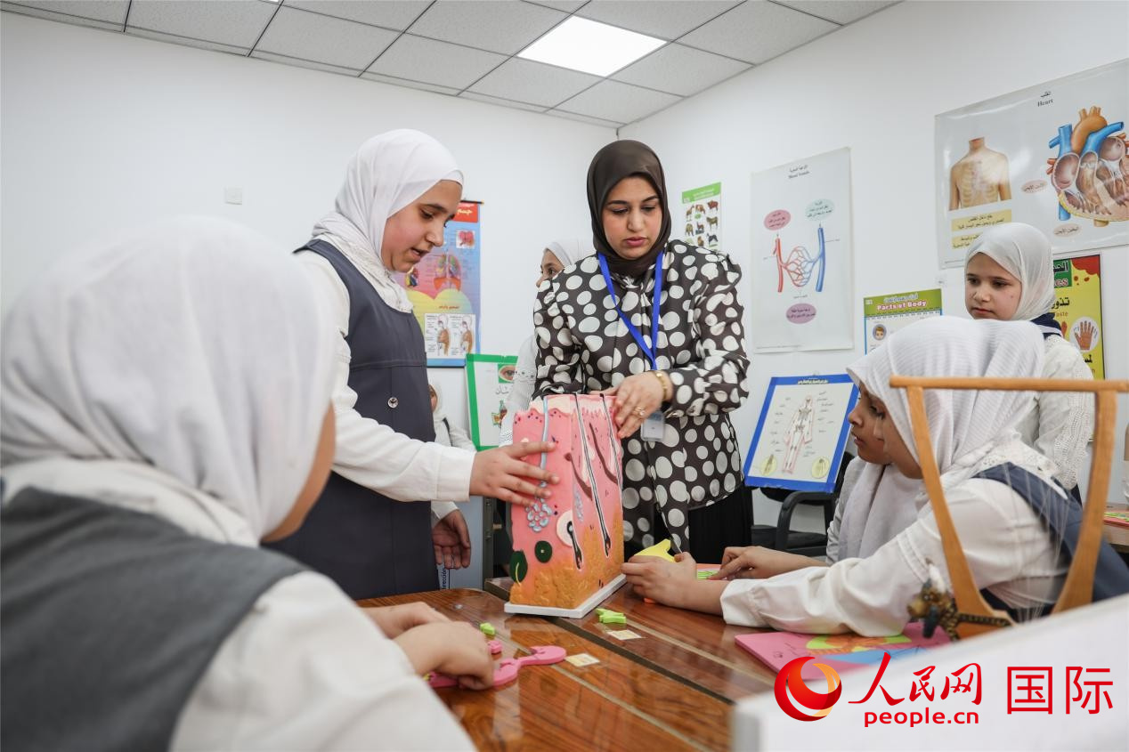 圖為阿爾·圖拉女子學校學生在上生物課。人民網(wǎng)記者 薛丹攝