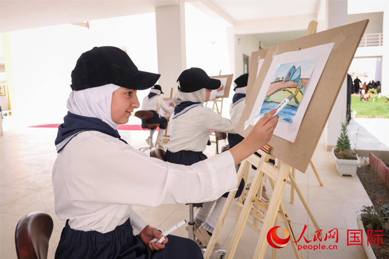 圖為阿爾·圖拉女子學校學生在上美術課。人民網(wǎng)記者 薛丹攝