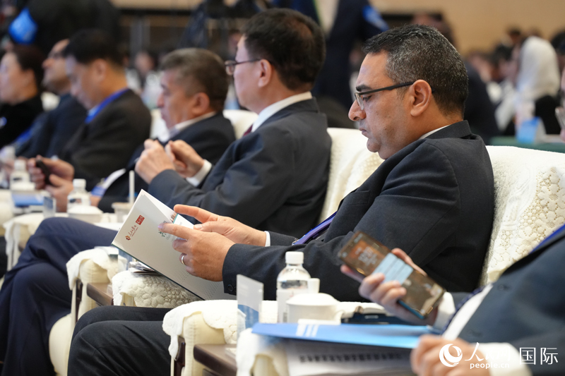 與會(huì)嘉賓翻看報(bào)告。人民網(wǎng)記者章凱風(fēng)攝