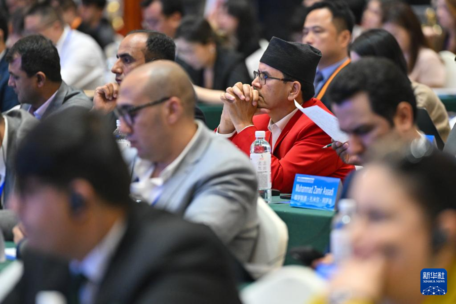 5月23日，與會(huì)嘉賓在2025上合組織國(guó)家媒體合作論壇上認(rèn)真聽(tīng)會(huì)。新華社記者 丁磊 攝