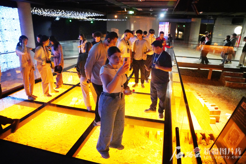 5月24日，交流營嘉賓參觀庫車市龜茲魏晉古墓遺址博物館。