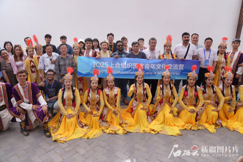 5月24日，在庫車市龜茲小巷，交流營嘉賓和當?shù)匮輪T們一起合影留念。