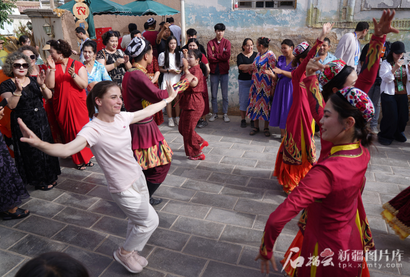 5月24日，在庫車市龜茲小巷，交流營嘉賓和庫車演員們共舞。