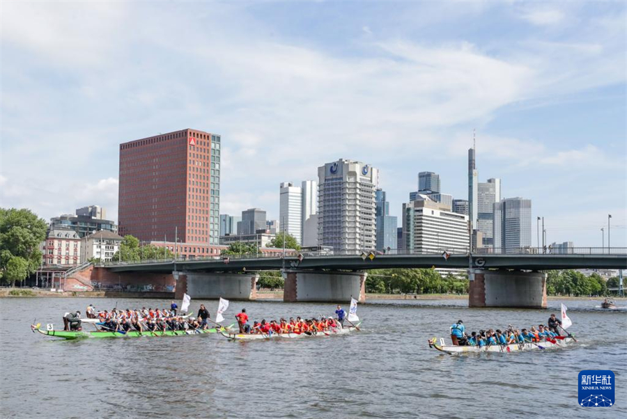 5月24日，人們?cè)诘聡?guó)法蘭克福美因河上參加龍舟比賽。新華社記者 張帆 攝
