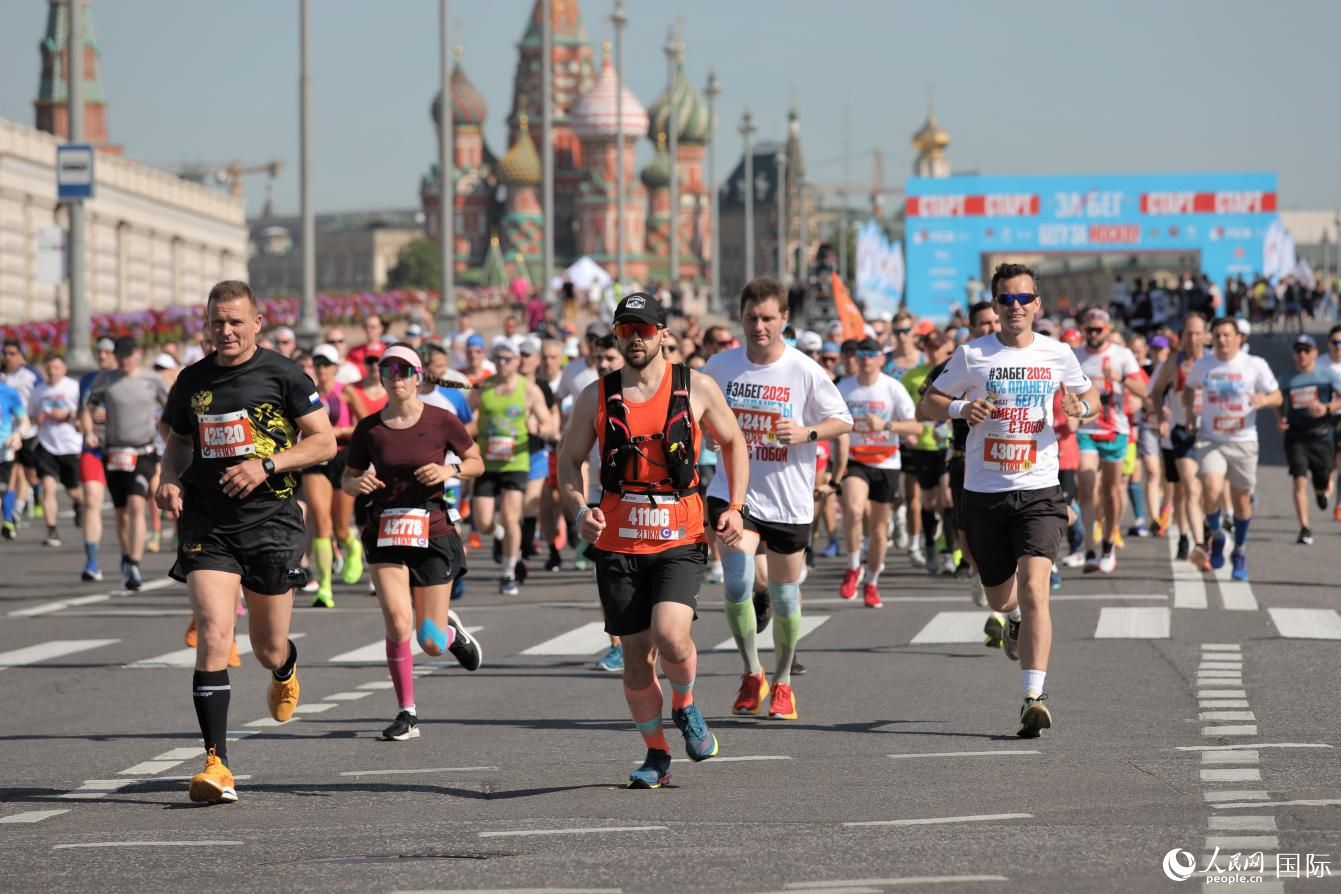 莫斯科賽區(qū)半程馬拉松比賽現(xiàn)場。人民網(wǎng)記者于宏建攝
