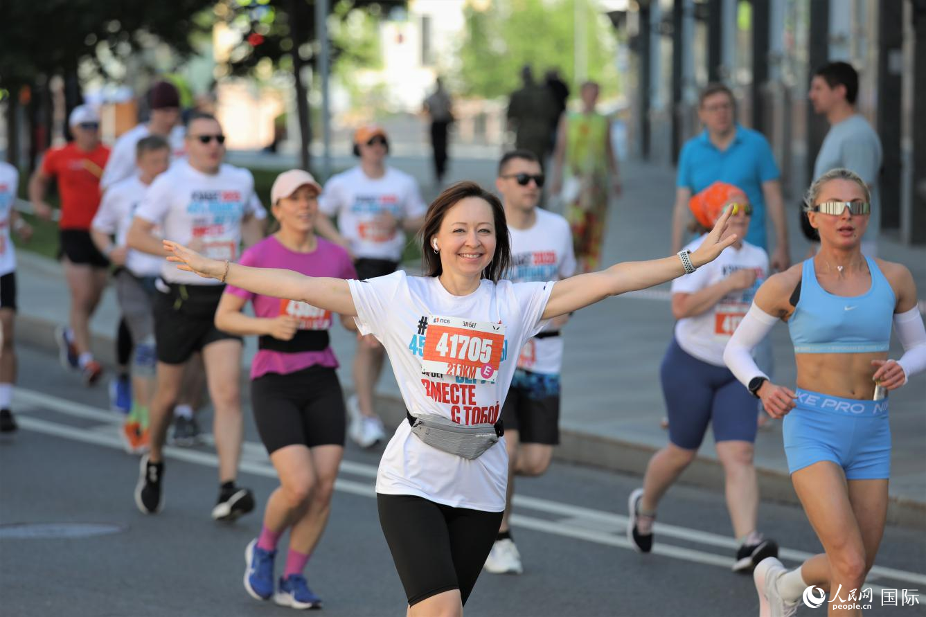 莫斯科賽區(qū)半程馬拉松比賽現(xiàn)場。人民網(wǎng)記者于宏建攝