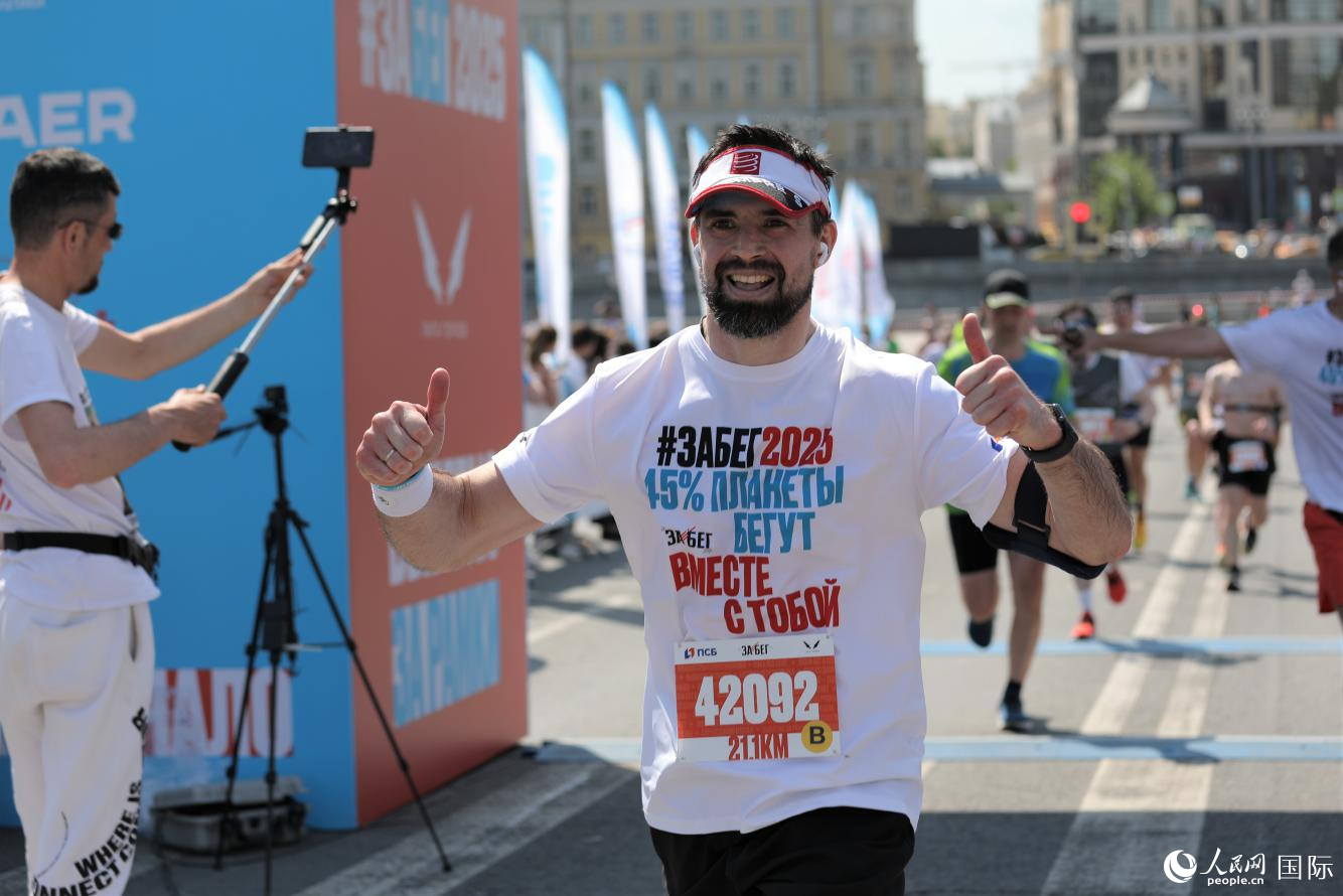 莫斯科賽區(qū)半程馬拉松比賽現(xiàn)場(chǎng)。人民網(wǎng)記者于宏建攝