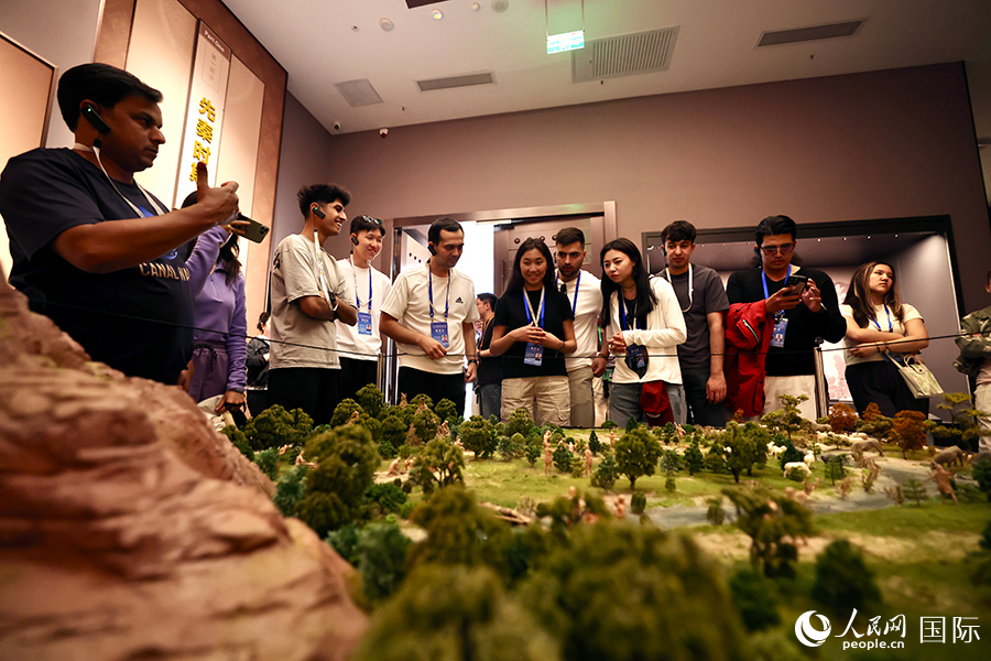 5月24日，上合組織國(guó)家青年文化交流營(yíng)的青年們?cè)趲?kù)車市參觀龜茲博物館。人民網(wǎng)記者 蔣雨師攝