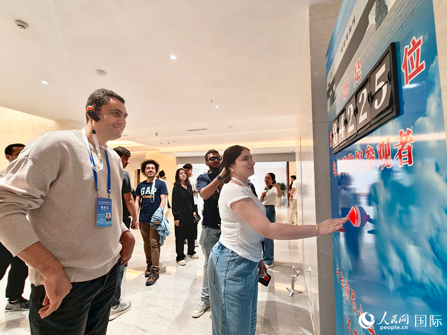 5月24日，上合組織國(guó)家青年文化交流營(yíng)的青年們?cè)趲?kù)車市參觀龜茲博物館。人民網(wǎng)記者 蔣雨師攝