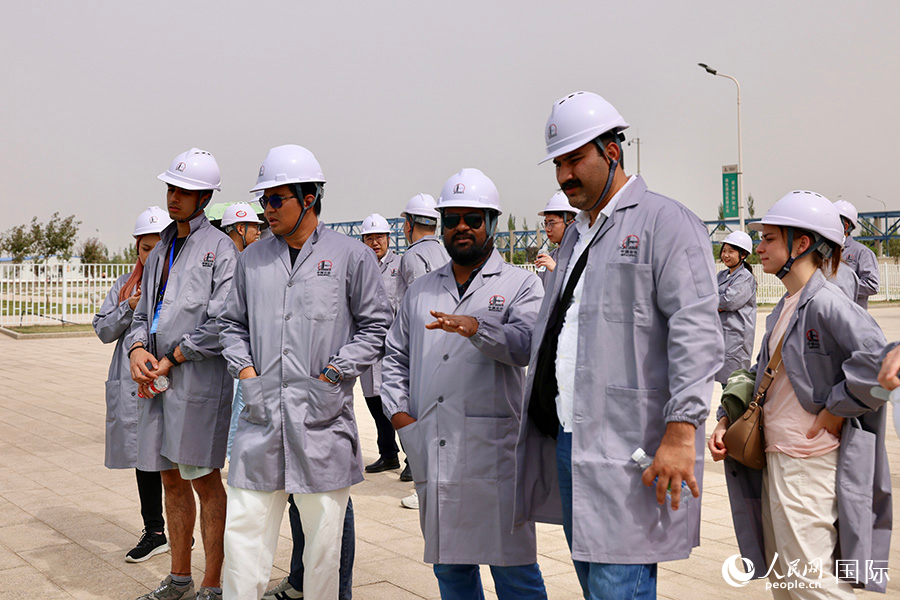 圖為青年?duì)I在庫(kù)車市經(jīng)濟(jì)技術(shù)開(kāi)發(fā)區(qū)中國(guó)石化新星公司了解新疆庫(kù)車綠氫示范項(xiàng)目。人民網(wǎng)記者 蔣雨師攝