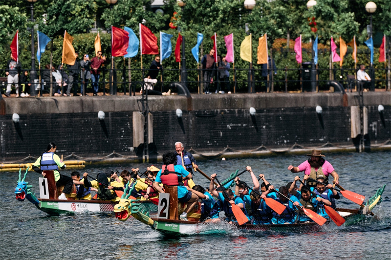 中英雙方的參賽隊伍參與龍舟競渡。楊浩鵬攝