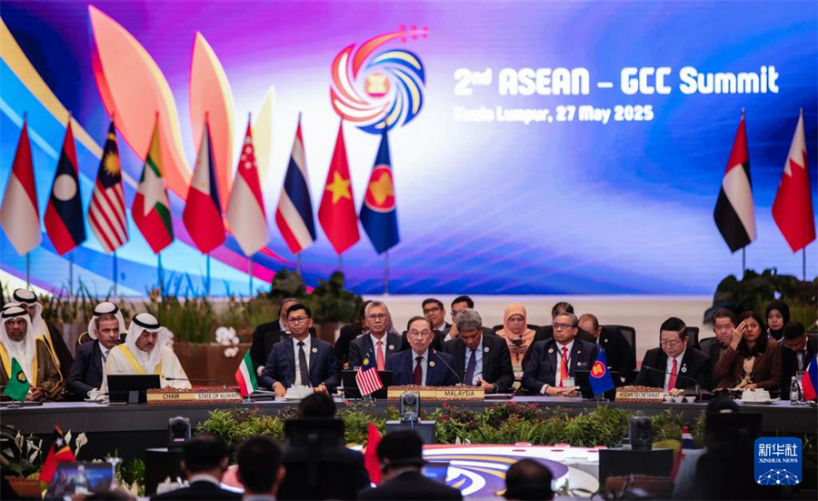 5月27日，馬來(lái)西亞總理安瓦爾（中）在首都吉隆坡舉行的第二屆東盟—海合會(huì)峰會(huì)上致辭。新華社記者 馬平 攝