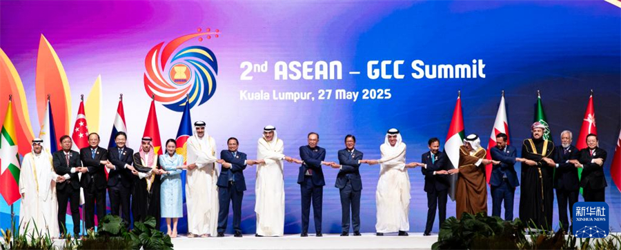 5月27日，在馬來西亞首都吉隆坡，與會(huì)嘉賓在第二屆東盟—海合會(huì)峰會(huì)上合影。新華社記者 馬平 攝